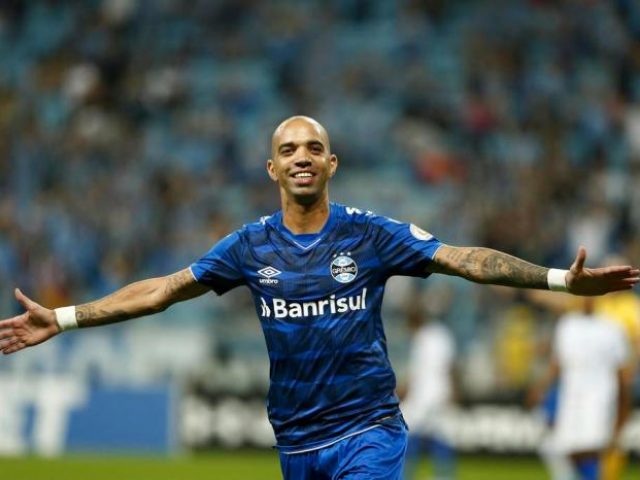 Em jogo com final emocionante, Grêmio vence CSA e entra no G-4 do Brasileirão