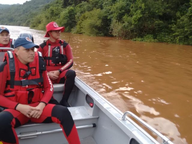 Bombeiros e Marinha retomam buscas a jovem que desapareceu no Rio Uruguai, em Barra do Guarita