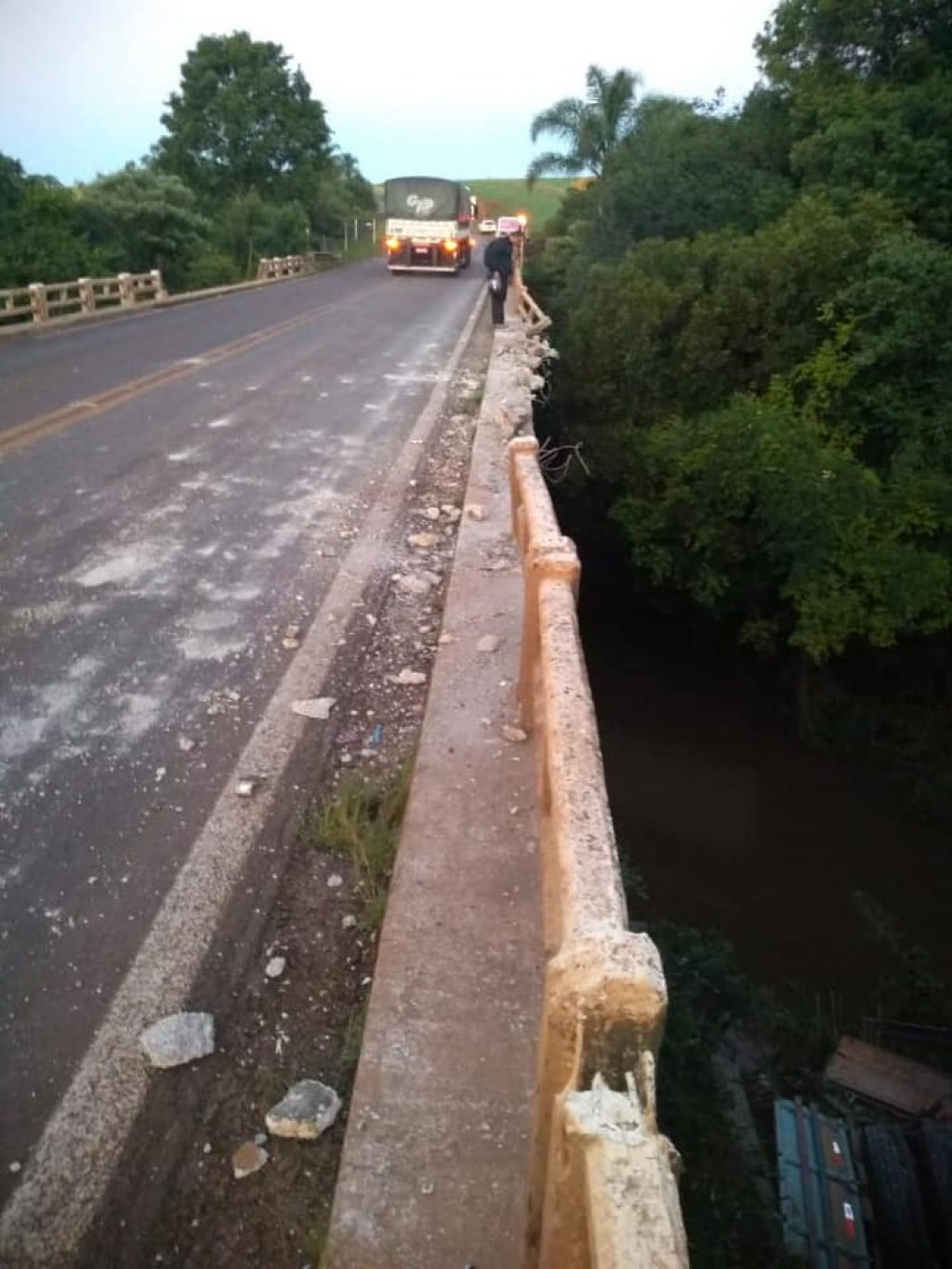Homem morre após caminhão cair de ponte na BR-285, em Carazinho