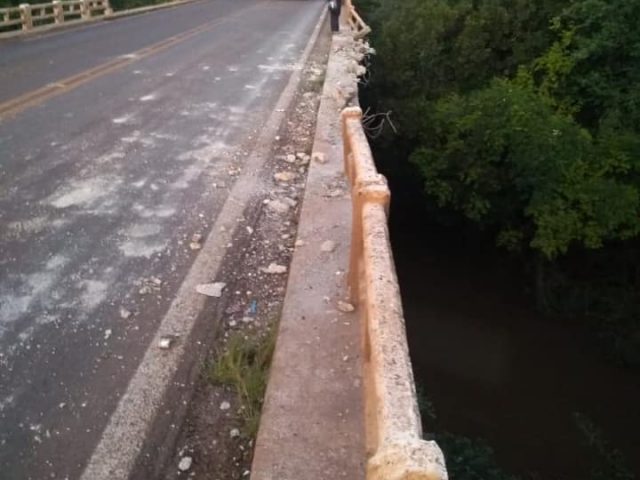 Homem morre após caminhão cair de ponte na BR-285, em Carazinho