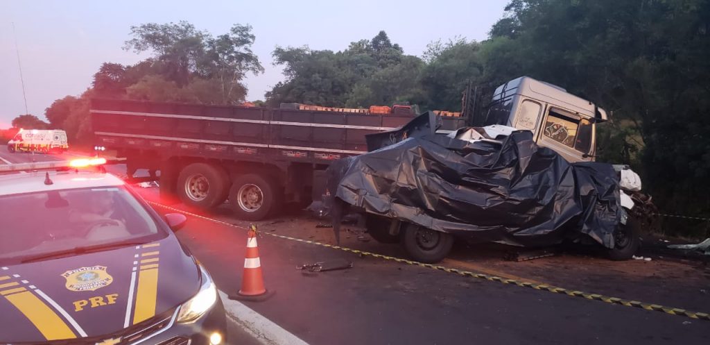 Homem morre ao colidir caminhonete em caminhão no Mormaço