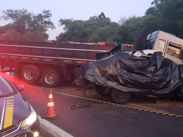 Homem morre ao colidir caminhonete em caminhão no Mormaço