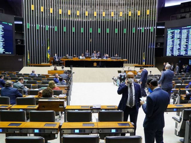 Câmara aprova auxílio de R$ 600 por mês para trabalhador informal