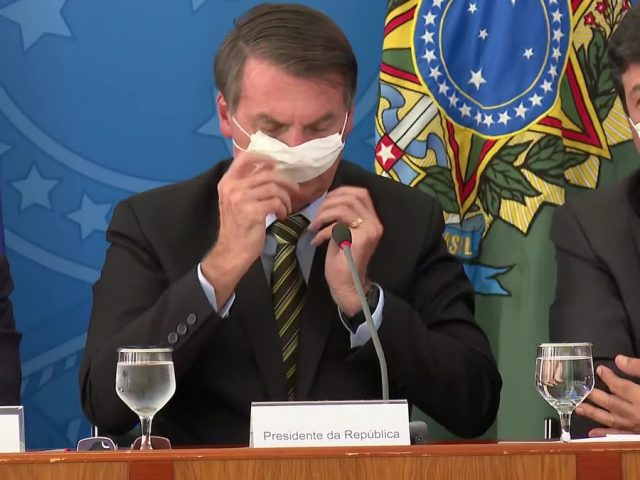 Bolsonaro usa máscara durante entrevista no Planalto