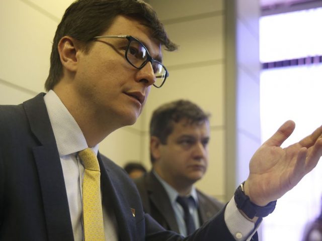 Coronavírus: empresas poderão cortar jornadas e salários pela metade