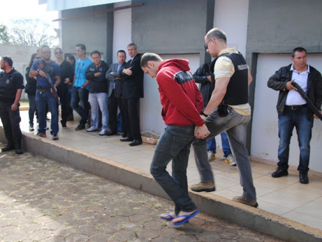 Justiça determina retirada imediata de presos de delegacias do RS devido ao coronavírus