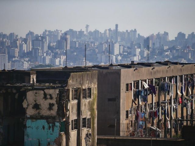 Polícia investiga esquema em que advogados usam atestados falsos para liberarem presos em razão da pandemia