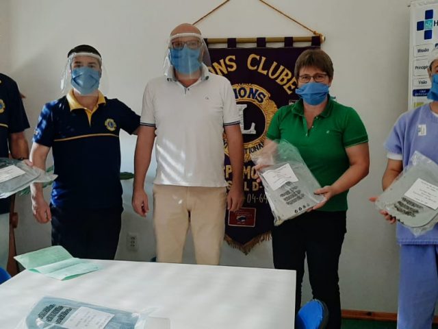 Lions Clube de Espumoso doa capacetes faciais de proteção a profissionais de saúde do Hospital
