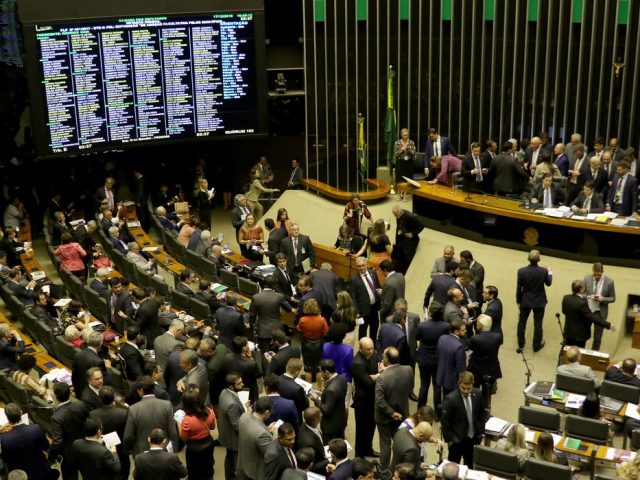 Câmara adia pagamento de contribuição previdenciária de empresas