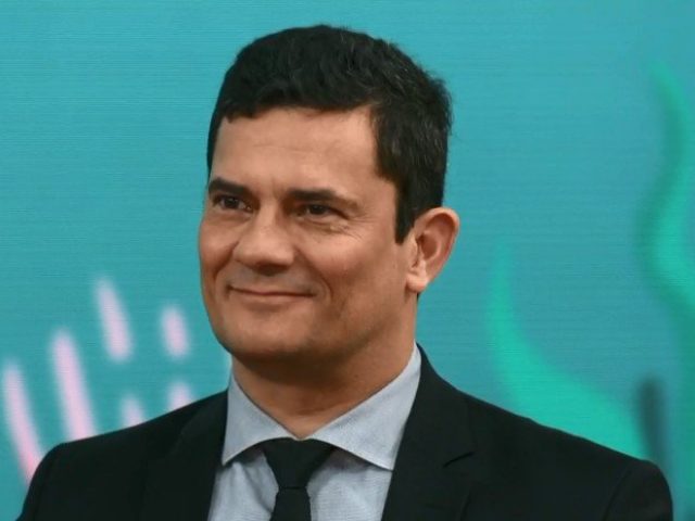 Bolsonaro mantém diretor da PF; Moro permanece no cargo