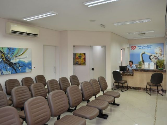 Medo de contágio esvazia setores de hospitais e laboratórios privados