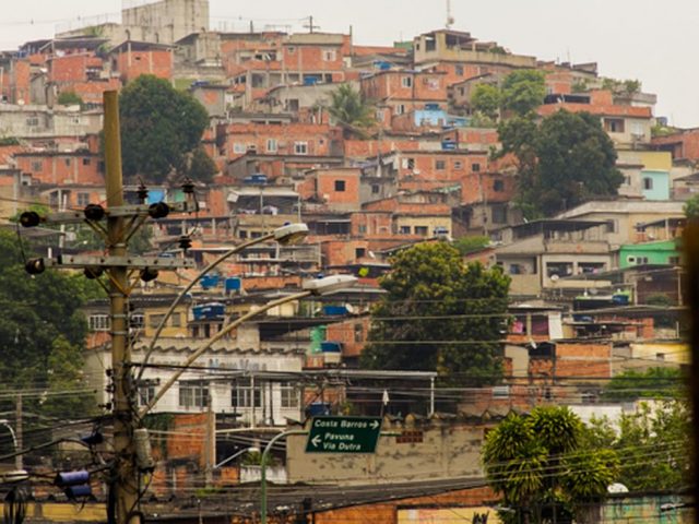 Moradores de favelas relatam desabastecimento e medo de covid-19