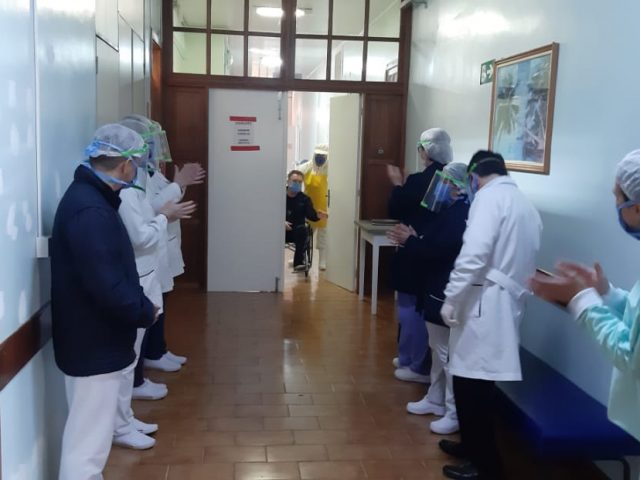 Em Espumoso primeiro profissional da saúde recebe alta ao superar a Covid-19, e é homenageado pela equipe hospitalar