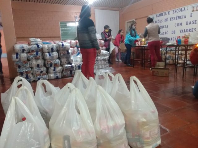 Educação: Prefeitura de Campos Borges realiza distribuição de kits de alimentação para alunos