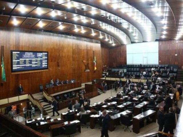 RS: Redução de 30% no salário dos deputados estaduais traria economia de R$ 412 mil por mês