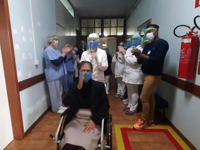 Paciente com Covid-19 internada no Hospital de Espumoso tem alta e recebe homenagem