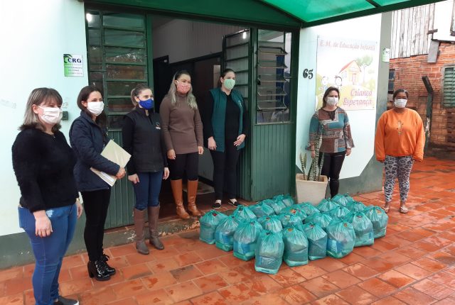 Secretaria de Educação distribuiu cestas básicas em Espumoso