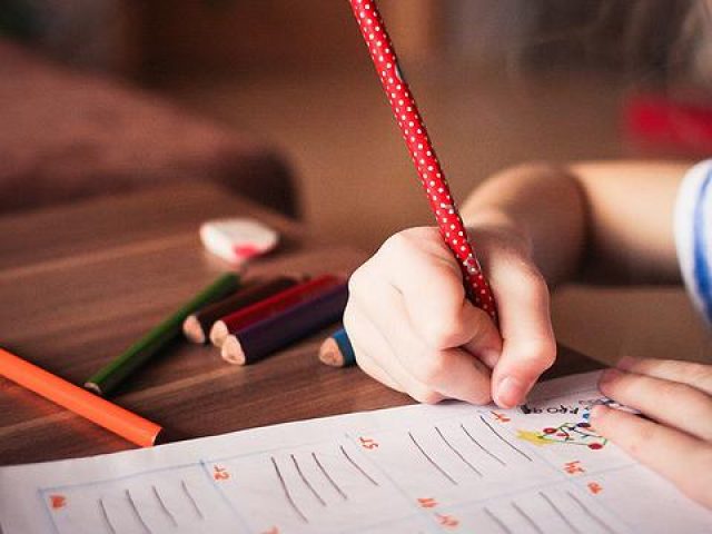 Famílias decidem tirar crianças da escola por causa da pandemia