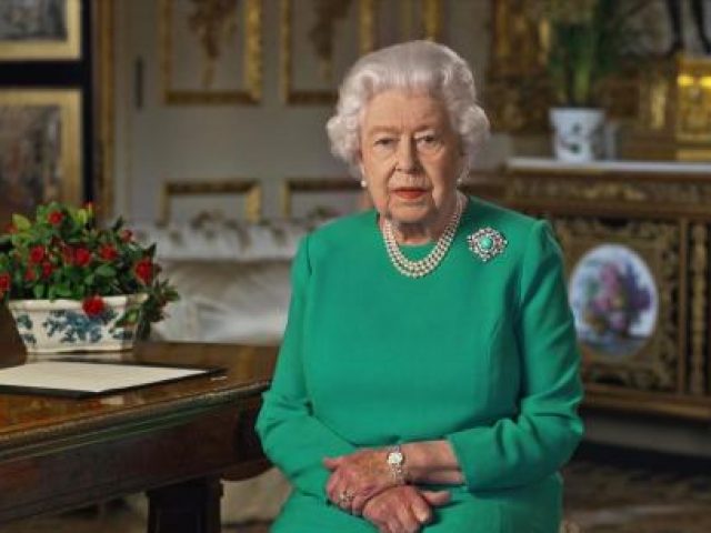 Aos 94 anos, rainha Elizabeth pode ficar isolada “indefinidamente”