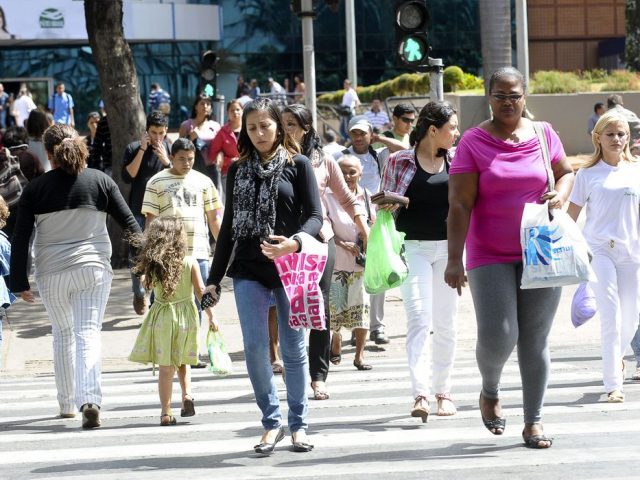 Perda total ou em parte da renda mensal já atingiu 40% dos brasileiros