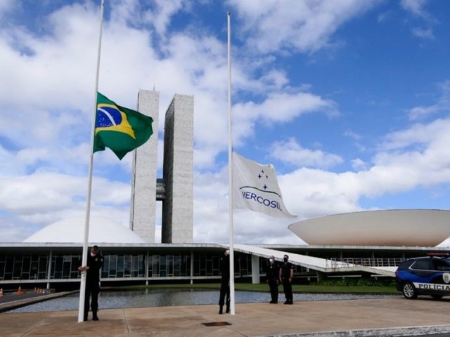 Congresso decreta luto oficial pelas 10 mil mortes por covid-19 no Brasil