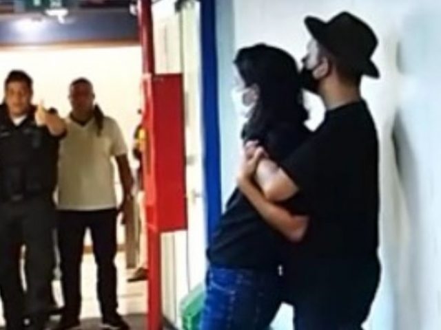 Homem armado com faca faz repórter da Tv globo de refém