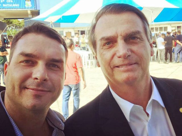 Celso de Mello arquiva pedido de apreensão de celulares de Jair Bolsonaro e filho