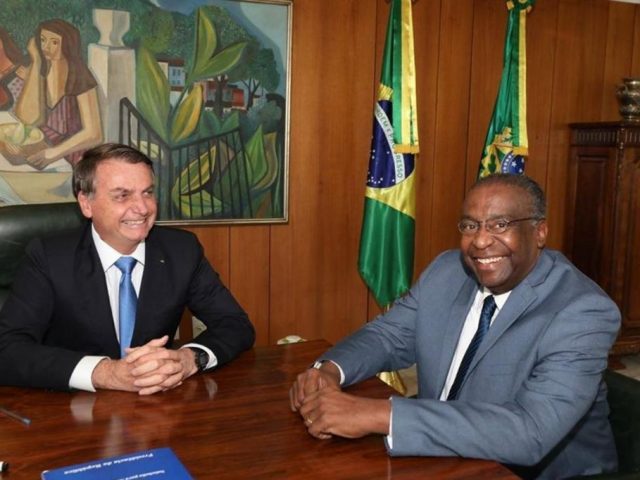 Após adiar posse, governo reavalia nomeação de novo ministro da Educação