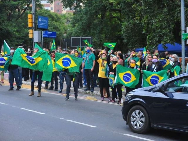 Centro de Porto Alegre volta a registrar atos pró e contra governo