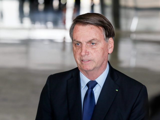 Bolsonaro sanciona lei com R$ 3 bilhões para cultura e auxílio de R$ 600 para artista informal