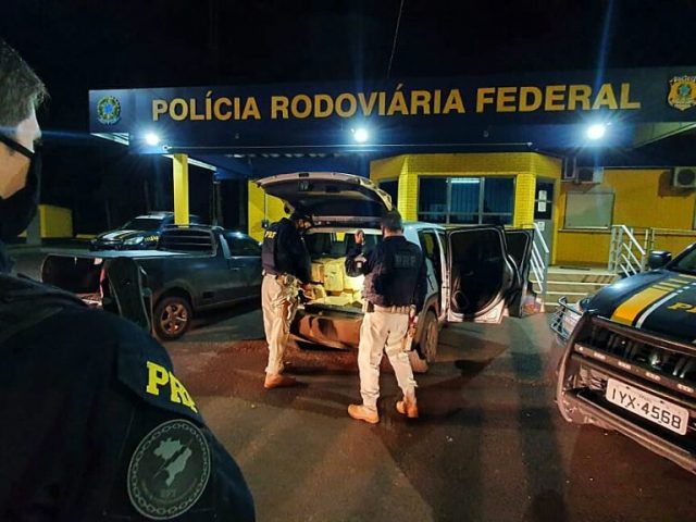 PRF apreende carro roubado e 500 quilos de maconha na BR 386