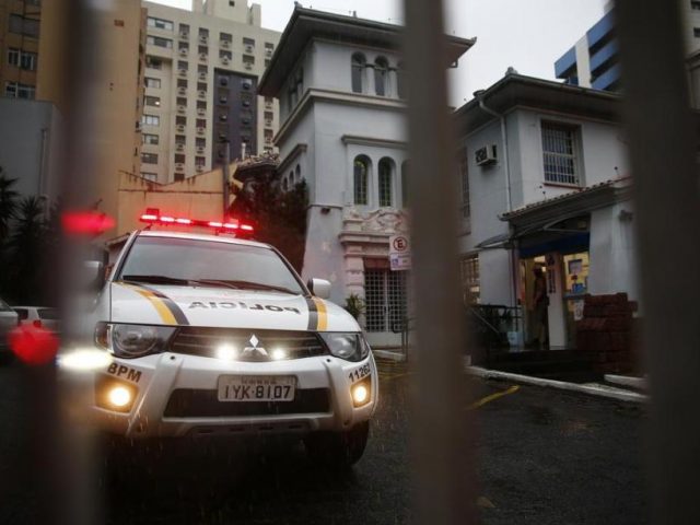 Criminosos fazem funcionários reféns e assaltam agência bancária em Porto Alegre