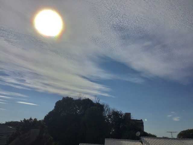 A beleza do céu de outono com seu intenso azul