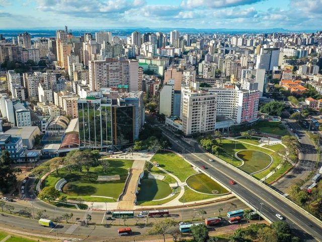 Porto Alegre volta a fechar comércio e reduz horário de restaurantes após entrar na bandeira vermelha