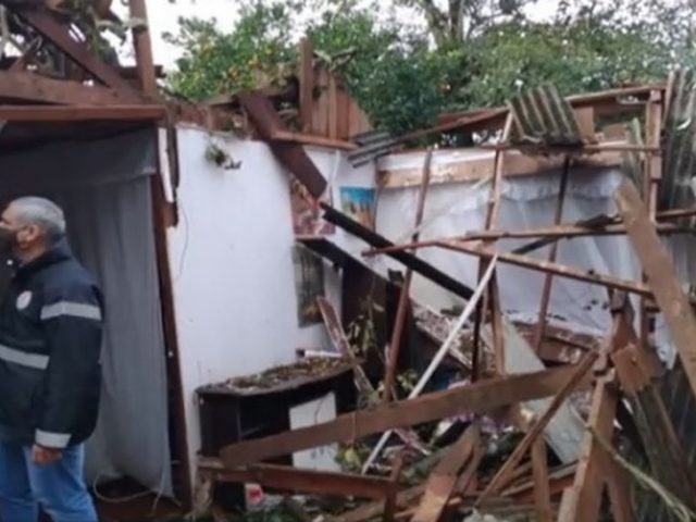 ‘Ciclone bomba’ provoca estragos e falta de luz em cidades do RS