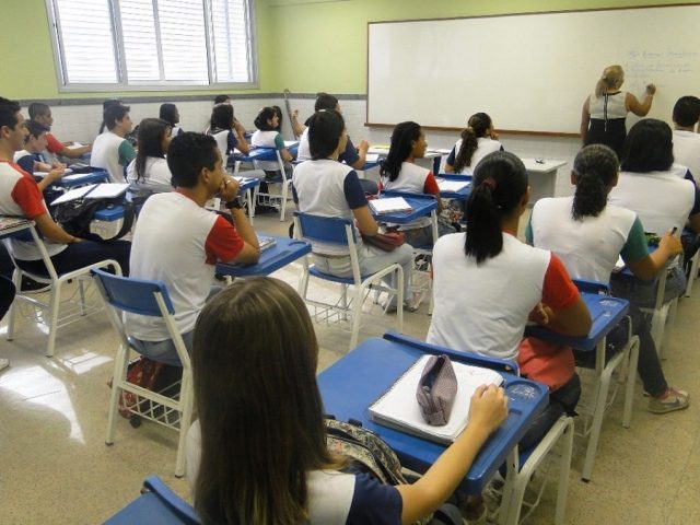 Governo abre consulta sobre retorno presencial das aulas