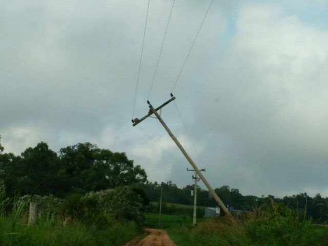 Falta de luz ainda atinge 67 mil pontos no RS