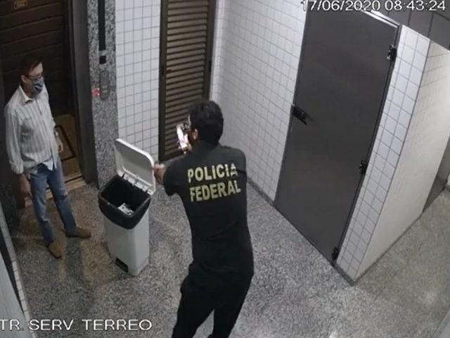 Conselheiro do TCE-MT é flagrado pela PF dispensando no lixo quase 500 mil reais em cheques