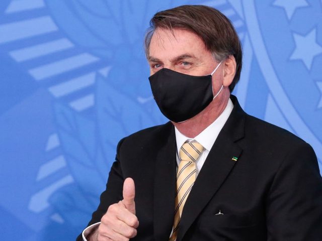 Bolsonaro sanciona, com vetos, a lei que obriga o uso de máscaras em locais públicos em todo o País