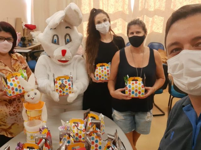 Tio Hugo – Páscoa para todos: município entrega cestas para crianças e jovens de baixa renda