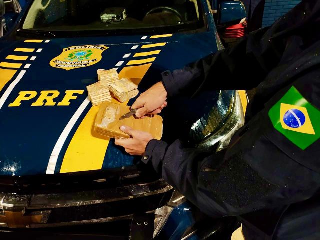 PRF prende três traficantes com cocaína e apreende 30 mil reais sem comprovação de origem em Passo Fundo