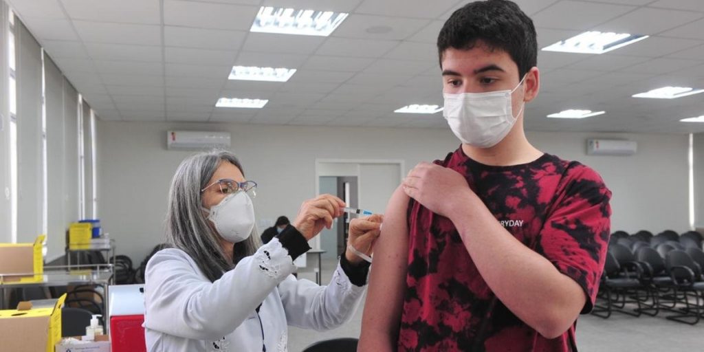 Ministério da Saúde recua e retoma vacinação de adolescentes