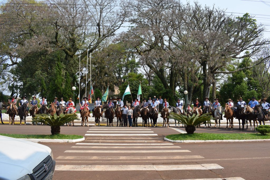 CTG Porteira do Faxinal realizou tradicional Desfile Farroupilha do dia 20 de setembro