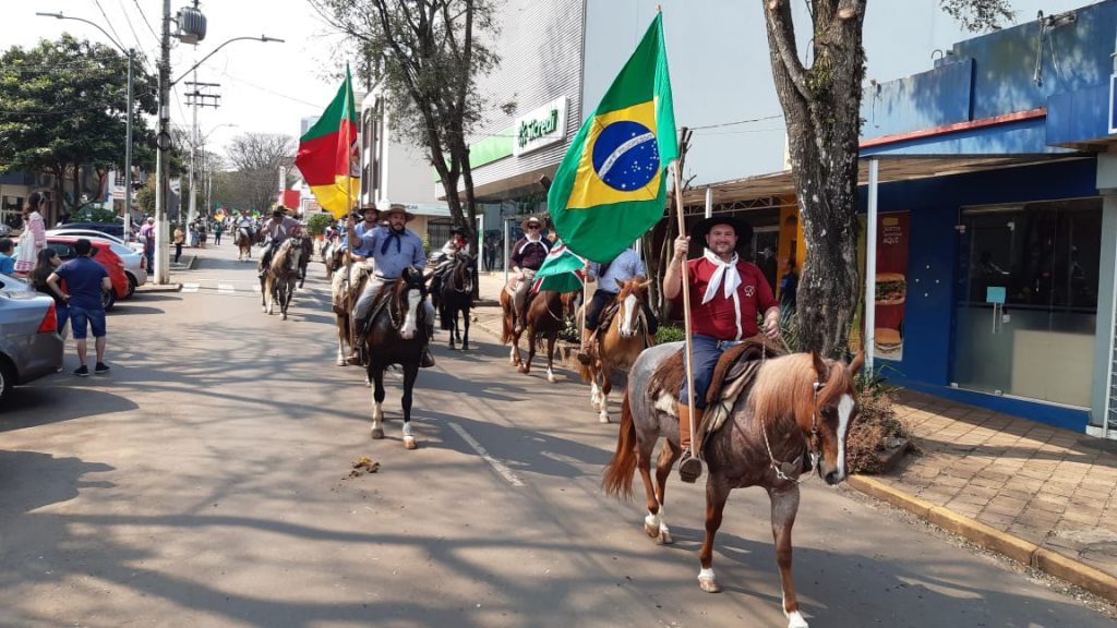 Tradicionalistas desfilaram hoje, em Espumoso, no encerramento da Semana Farroupilha
