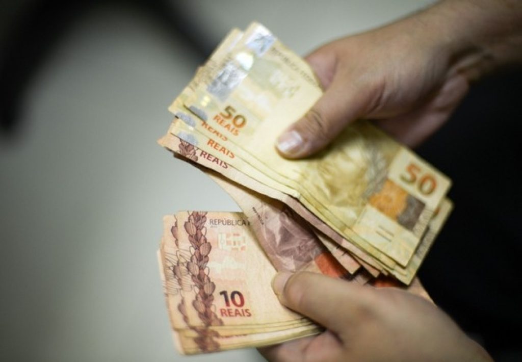 Governo publica MP com novo salário mínimo de R$ 1.212 a partir de 2022