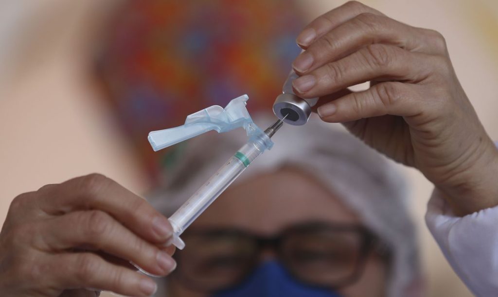 Prescrição médica vai inviabilizar vacinação de crianças, diz pediatra
