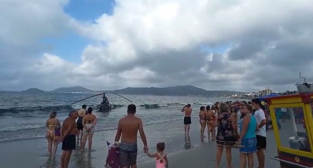 Helicóptero cai no mar em praia de Florianópolis e deixa ao menos três feridos