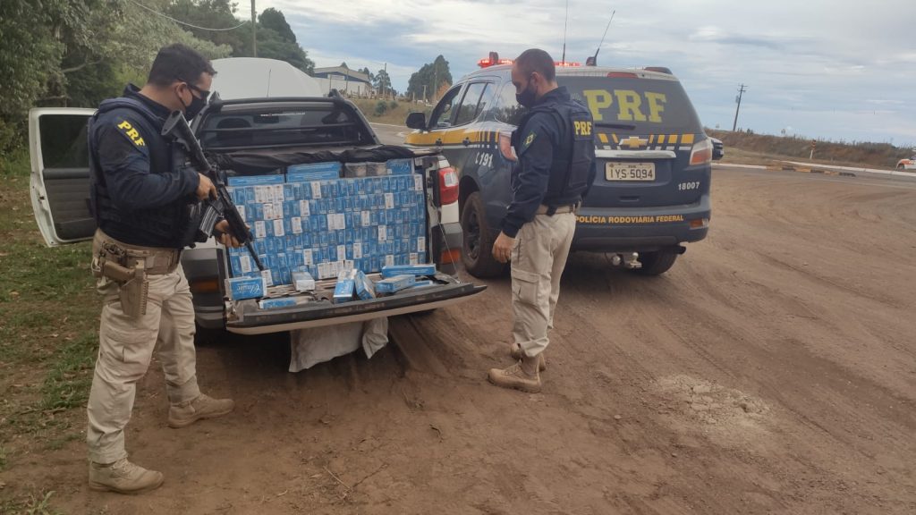 PRF prende contrabandistas com caminhonete carregada de cigarros paraguaios em Palmeira das Missões