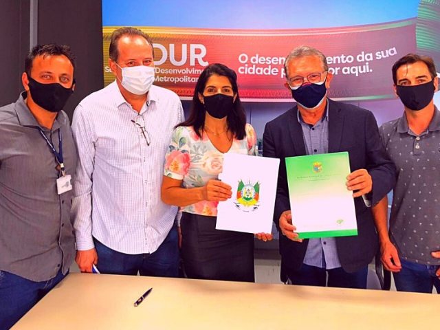 Prefeita de Campos Borges assina contrato do programa pavimenta RS