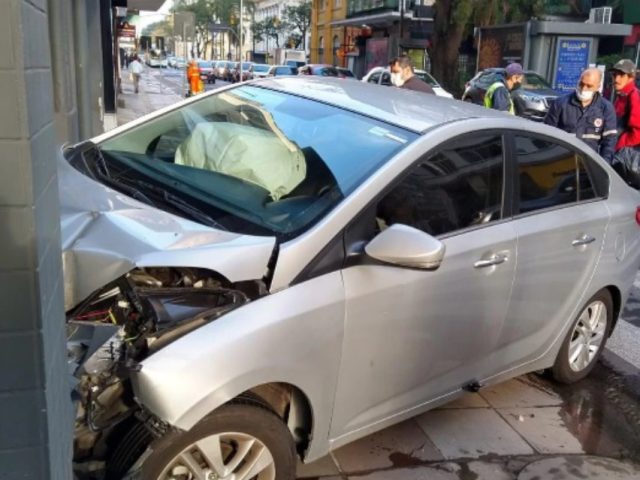Carro atropela homem, invade calçada e bate em fachada de estacionamento em Porto Alegre